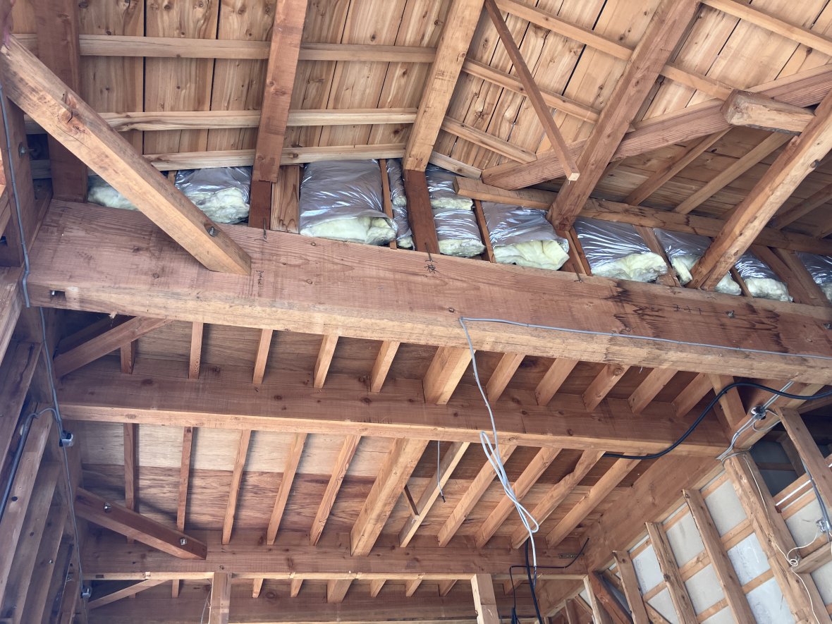 木造住宅1階天井上の写真