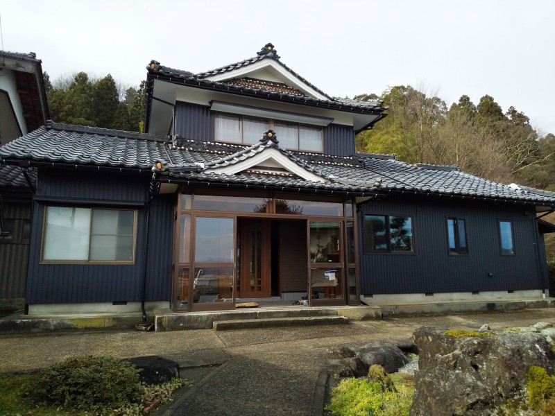 耐久年数の長いガルバリウム鋼板に貼替