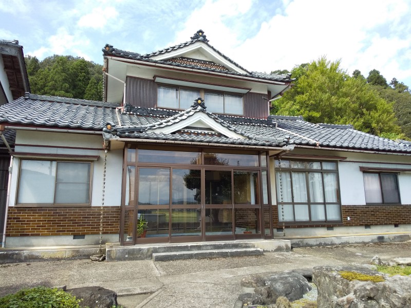 雨樋や外壁など随所に劣化が見られます