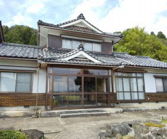 雨樋や外壁など随所に劣化が見られます