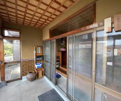 4枚建ての大きな玄関ドア。室内は明るくなりますが…