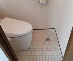 ご両親様のトイレは段差やタイルが気になります