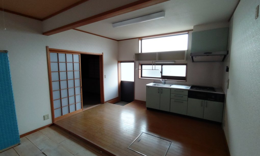 LDK（ダイニングから）リフォーム工事前