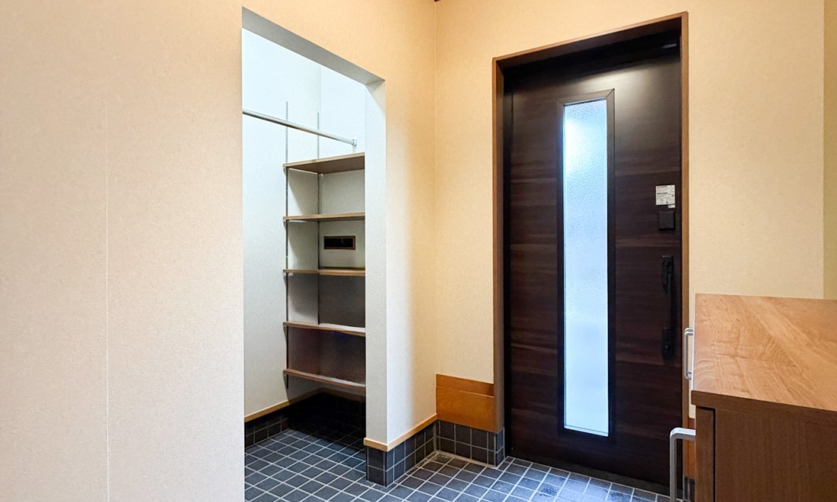 古い引き違い戸から断熱引き戸への変更