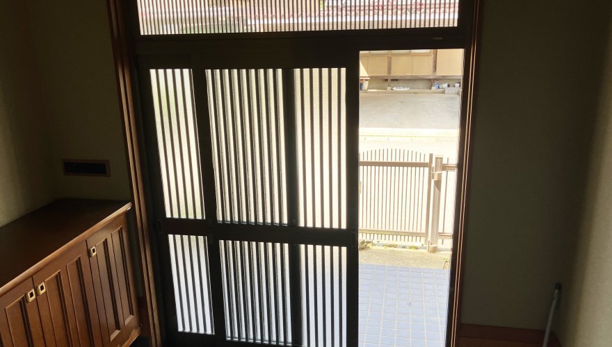 古い引き違い戸から断熱引き戸への変更